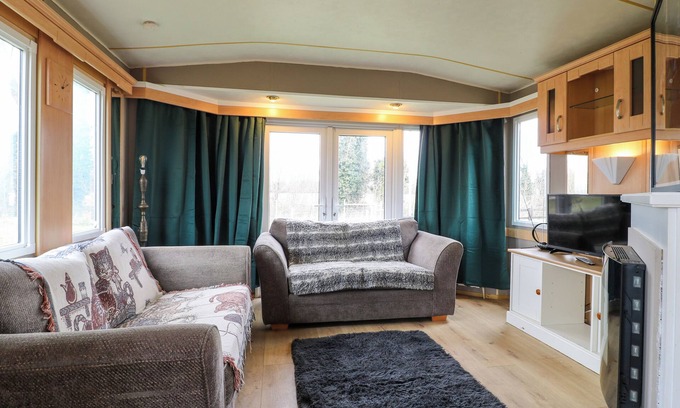 Spalding Cabaña | BEATRICE'S STATIC CARAVAN, pet friendly in Spalding