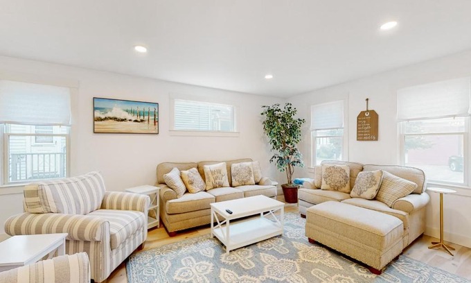 Gloucester Casa | Beau's Beach House