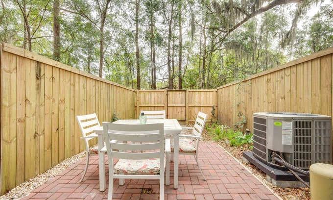 Beaufort Apartamento | Beaufort Townhome w/ Patio, 3 Mi to Downtown!