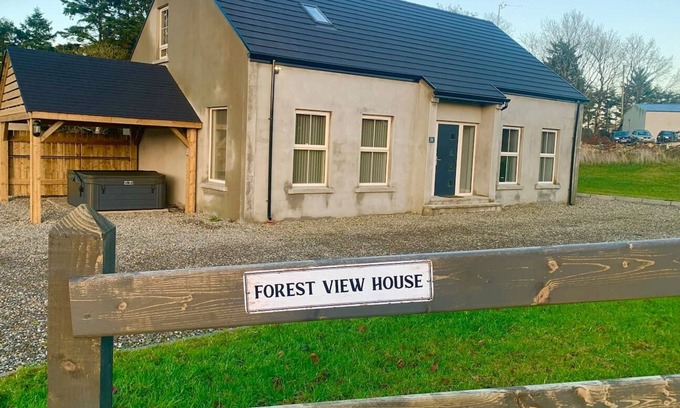 Coleraine Otro | Beautiful countryside house with hot tub
