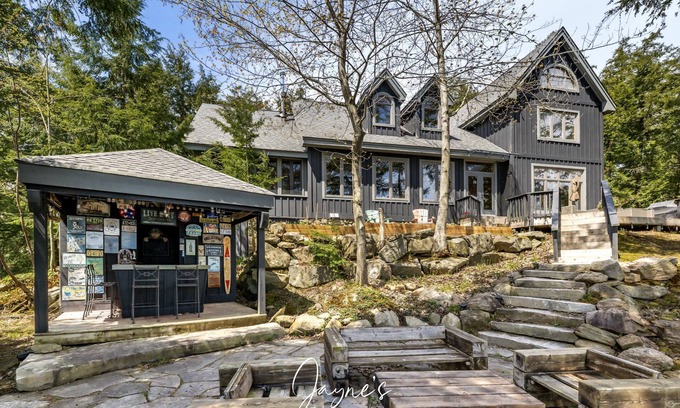 Muskoka Lakes Cabaña | Beautiful 6 bed 4 bath cottage on Lake Joe with Boathouse + Hottub