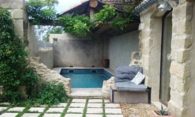 Saint-Quentin-la-Poterie Casa | Beautiful village house with pool and garden