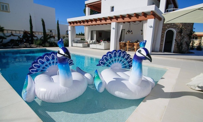 Bahía de San Antonio Villa | Hermosa villa espaciosa y moderna con una gran piscina privada de agua salada