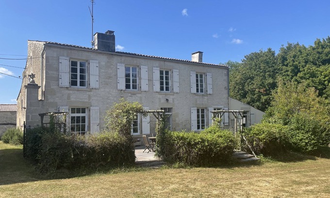 Dampierre-sur-Boutonne Casa | Beautiful country house with private garden and heated swimming pool