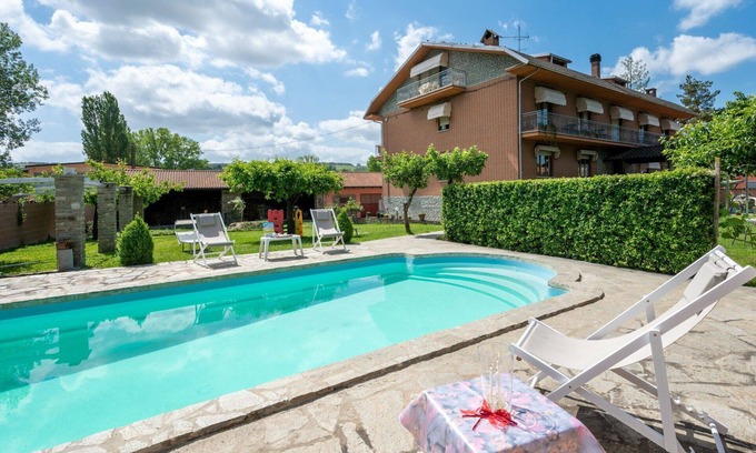 Castagnole delle Lanze Apartamento | Acogedor apartamento para 4 personas con piscina, WIFI, A/C, TV, patio y aparcamiento