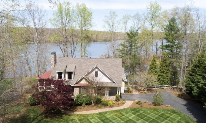 Livingston Casa | Beautiful waterfront lake house with private dock and State Park views