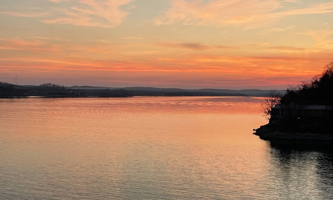 Village of Four Seasons Condominio | Beautiful Lake of the Ozark views - Main channel, minutes to Bagnell Dam & Golf.