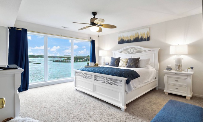 Village of Four Seasons Condominio | Beautiful Lakefront Condo - 2 Master Suites and Queen Sofa Bed