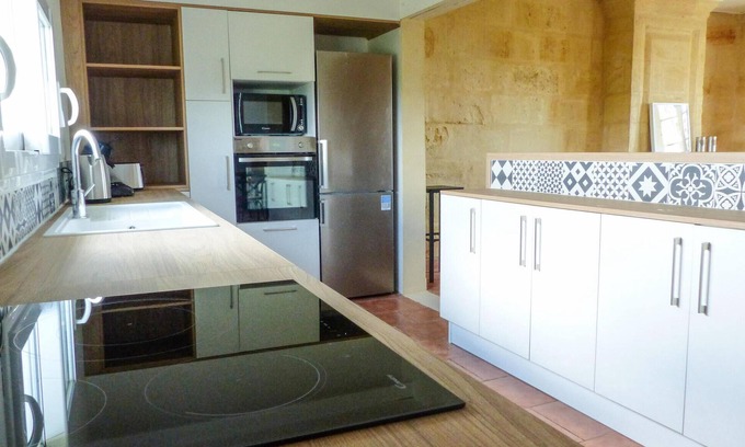 Saint-Sulpice-de-Faleyrens Casa | Beautiful vacation home in white Bordelais stone in the heart of the vineyards of Saint Emilion.