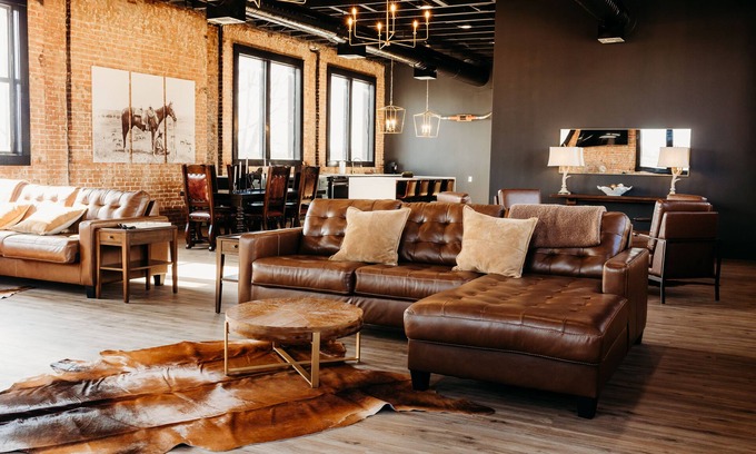 Crockett Apartamento | Beautiful 100 year old building overlooking the square in downtown Crockett.