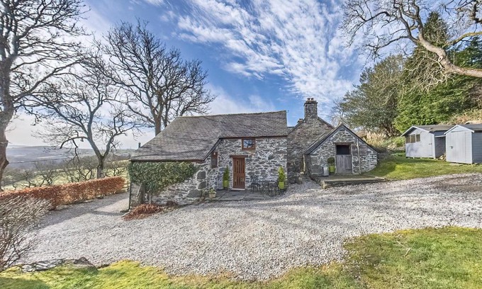 Betws Gwerfil Goch Casa | Beautiful 16th Century Ty Cerrig Cottage, set in stunning grounds with great views