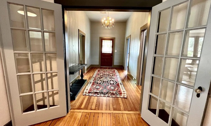 Smithville Casa | Beautiful 1900s Victorian House w/Pool