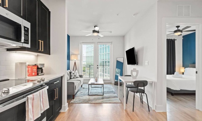 North Hyde Park Apartamento | Beautiful 1BD | Pool & Gym | Central Location