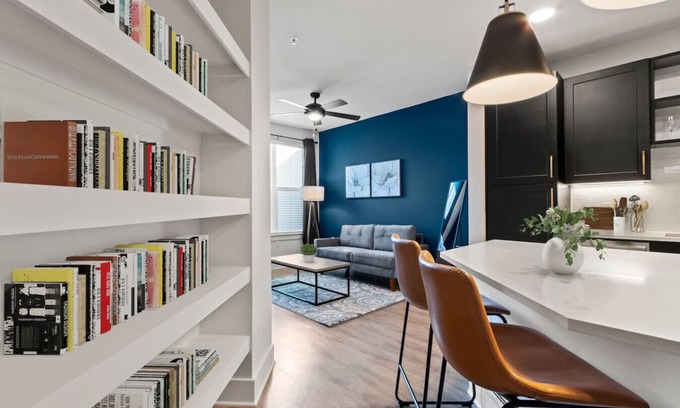 North Hyde Park Apartamento | Beautiful 1BD | Vibrant & Central Community | Pool