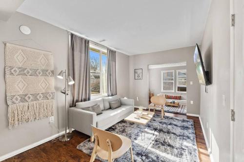 Near Northside Apartamento | Beautiful 1Bedroom Apt - with Spacious Living Room