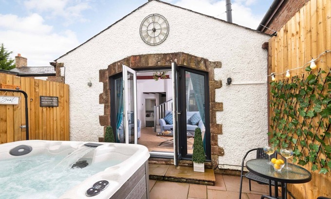 Hayton Cabaña | Beautiful 2-Bed Cottage in Brampton