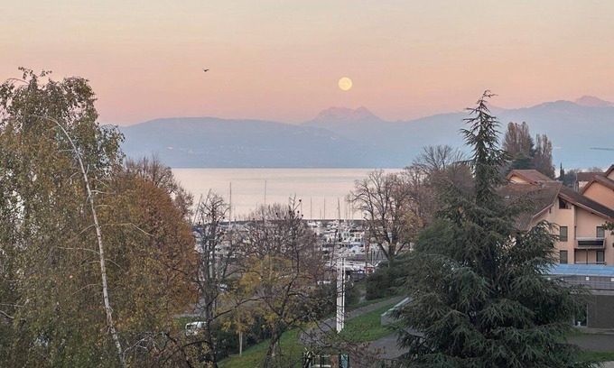 Evian-les-Bains Apartamento | Beautiful 2-bedroom apartment in Evian-les-Bains with view of Lake Geneva