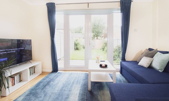 Bletchley Casa | Beautiful 2 Bed House with Parking, WIFI, Netflix, Garden