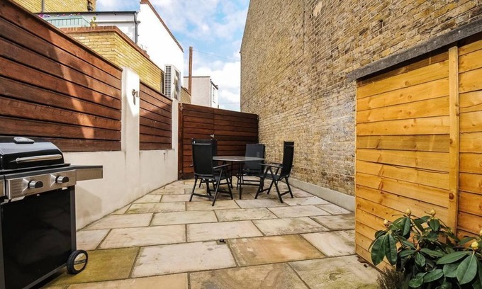 Wandsworth Casa | Beautiful 2 Bed House in Wandsworth with Secure Parking / Outdoor Space