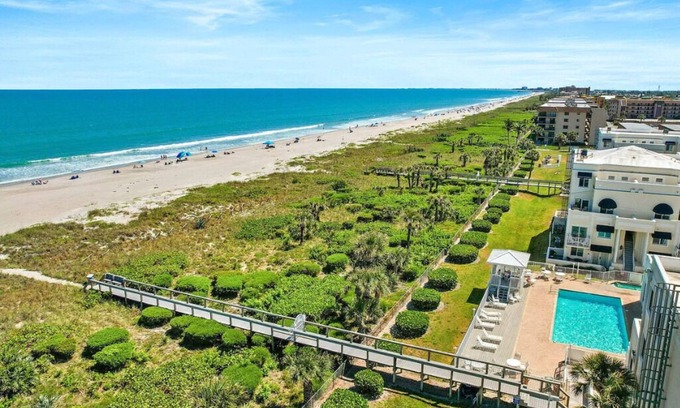Cape Caneveral Beach Gardens Condominio | Beautiful 2 Bedroom, 2 Bathroom Condo in Royal Mansions With Launch & Ocean Views!