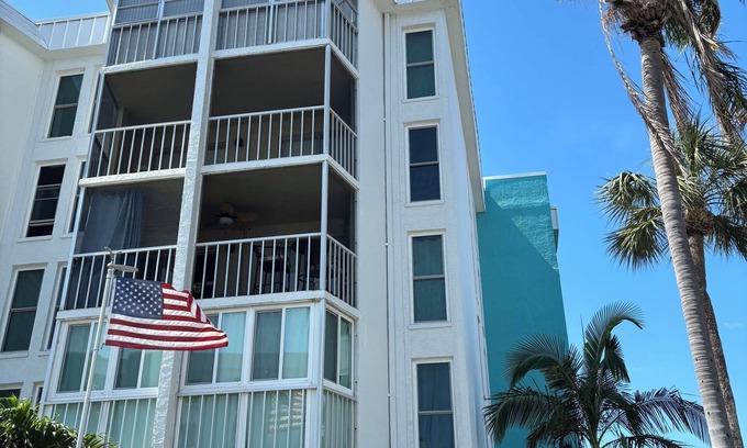 Maximo Condominio | Beautiful 2-bedroom condo with Marina View