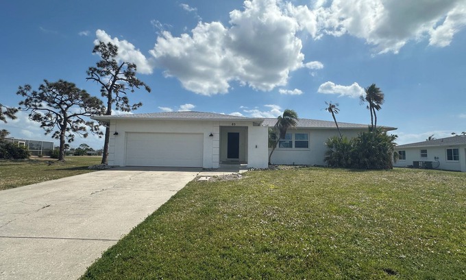 Oakland Hills Casa | Beautiful 2-bedroom, 2-bathroom in Rotonda West