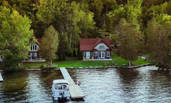 Utterson Cabaña | Beautiful 2-Bedroom 2-Bathroom Lakefront Cottage With Spectacular Views