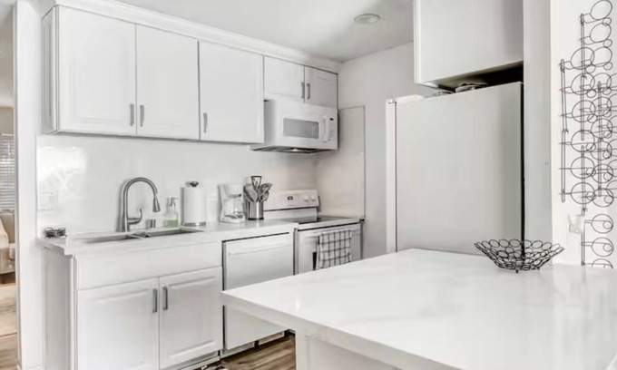 Northeast Anaheim Condominio | Beautiful 2-bedroom condo Orange County CA Everything needed garage WiFi and AC.