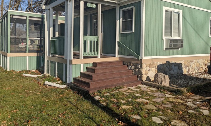 Brimfield Cabaña | Beautiful 2 bedroom cottage, 75ft of waterfront