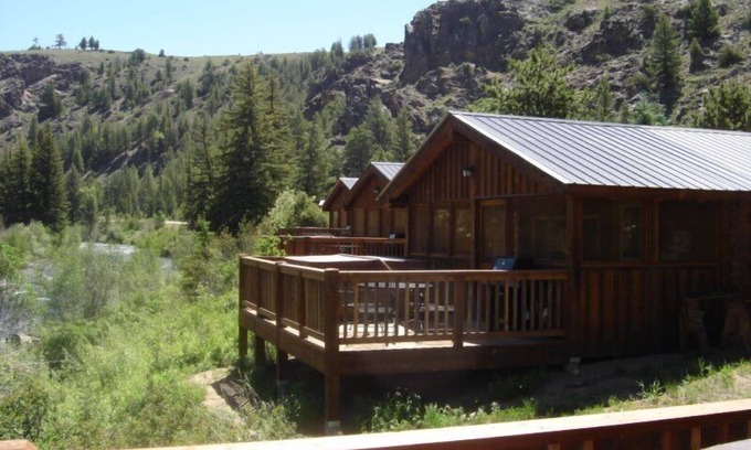 Almont Cabina | Beautiful 2 Bedroom Cabin on Taylor River with Private Hot Tub