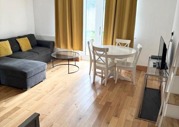 St. Mark's Apartamento | Beautiful 2 bedroom garden flat w/free parking