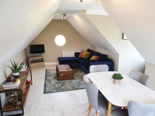 Chippenham Casa | Beautiful 2 bedroom guest house with private pool in Lacock, Wiltshire