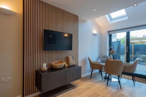 Cambridge Casa | Beautiful 2 Bedroom Home