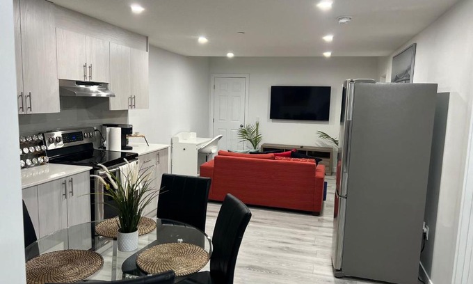 Calgary Apartamento | Beautiful 2 bedroom home away from home
