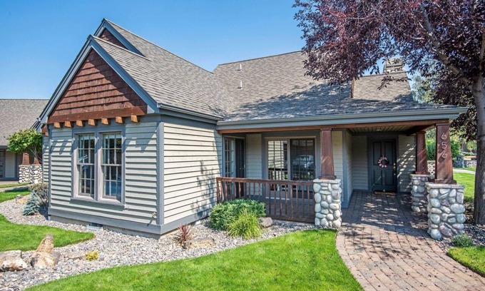 Sisters Casa | Beautiful 2-bedroom townhome with Patio, WiFi, AC