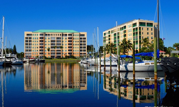 Burnt Store Marina Condominio | Hermoso condominio de 2 habitaciones ubicado en Harbor Towers @ Burnt Store Marina