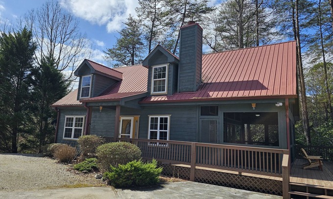 Sautee Nacoochee Cabina | Beautiful 2 BR, Mtn Views, Hot tub, Screened Porch, Fiber Optic Internet