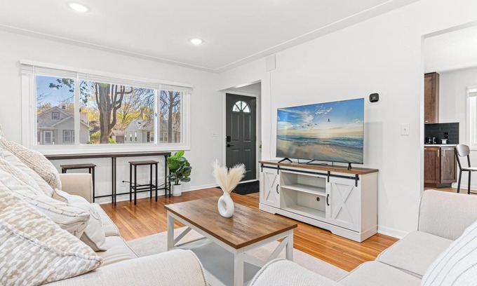 Morris Park Casa | Beautiful 2 Level House/Near Airport-Lake Nokomis