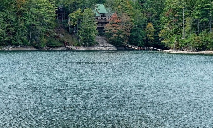 Cullowhee Casa | Hermosa casa de 2 pisos del lago con muelle en el lago Glenville!