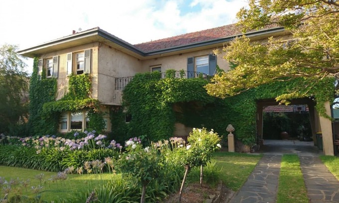 Glenelg Casa | Beautiful 2 story Manor close to beach and all