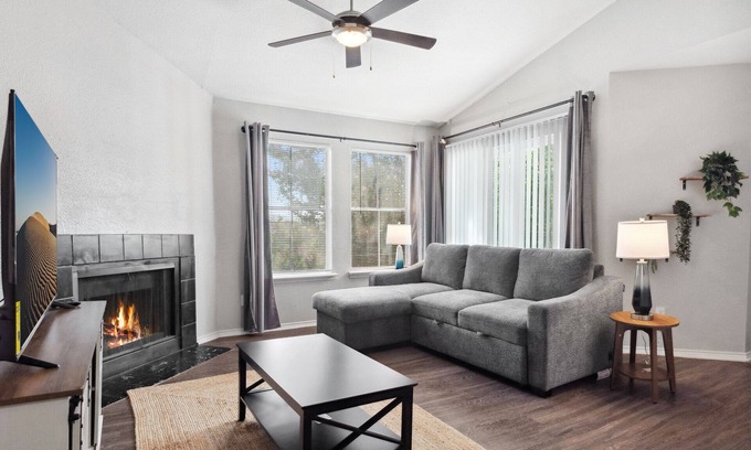 Coronado Hills Apartamento | Beautiful 2BD/2BA in University Hills 3482