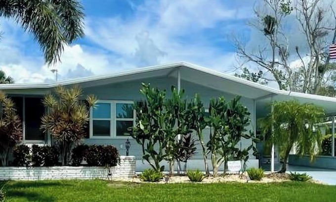 Sarasota Casa | Beautiful 2Bed, 2BA Home, only 7 miles to Siesta Key Beach, 55+ Gated community.