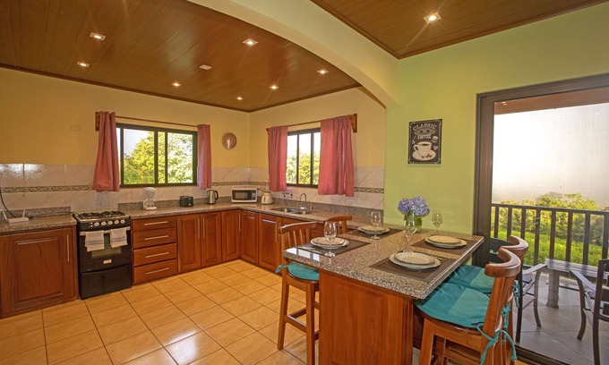 Bijagua Casa | BEAUTIFUL 2BR HOME WITH STUNNING VOLCANO VIEWS - FRIENDSHIP HOUSE AT BEPURAVIDA
