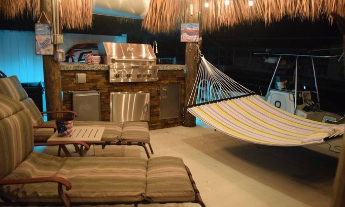 Key Largo Village Casa | HERMOSO 3/2 en el canal. Jacuzzi, playa privada con acceso al mar. Listo para R & R!