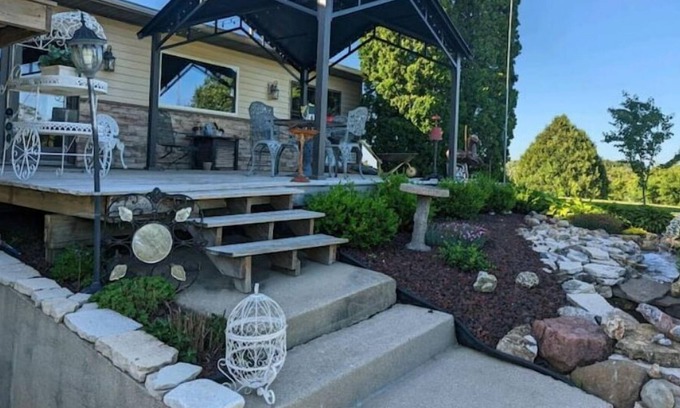 Holcomb Casa | Beautiful 3 Acre Retreat, Minutes from Rockford! Sleeps 21