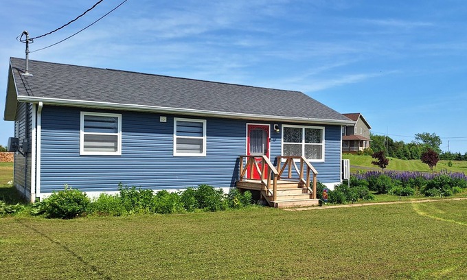 Borden-Carleton Cabaña | Beautiful 3 Bdm Cottage within a 2 minute walk to the beach!