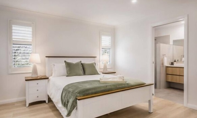 Albany Casa | Beautiful 3 bed, 2 bath, located opposite historical Vancouver Arts Centre