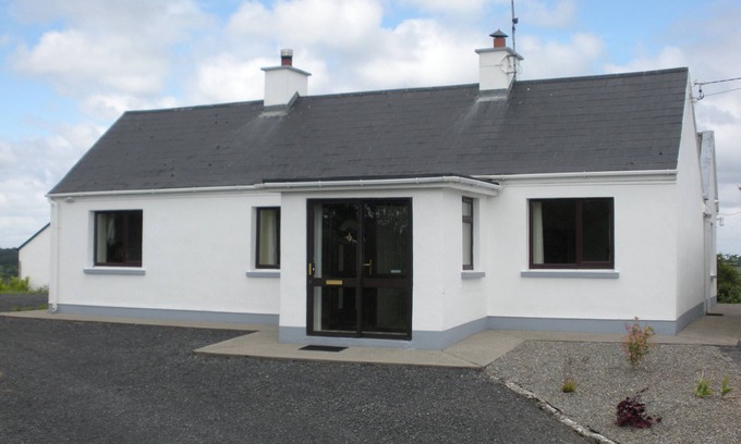 Connacht Casa | Beautiful 3-Bed House in Knock