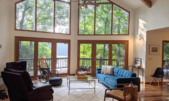 Robbinsville Casa | Beautiful 3-bedroom Lake Front Home on Lake Santeetlah