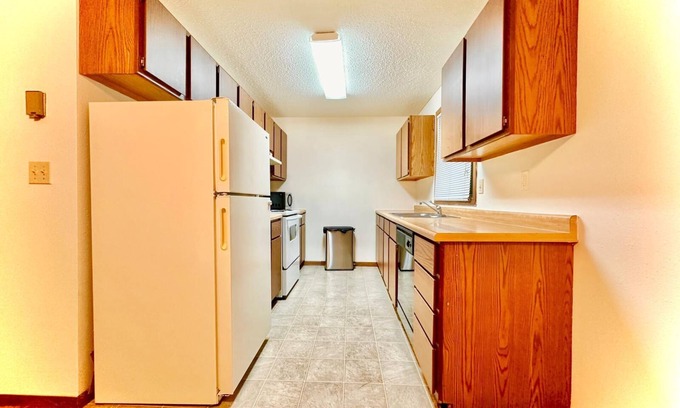 Moorhead Condominio | Beautiful 3-bedroom condo in Moorhead with WiFi